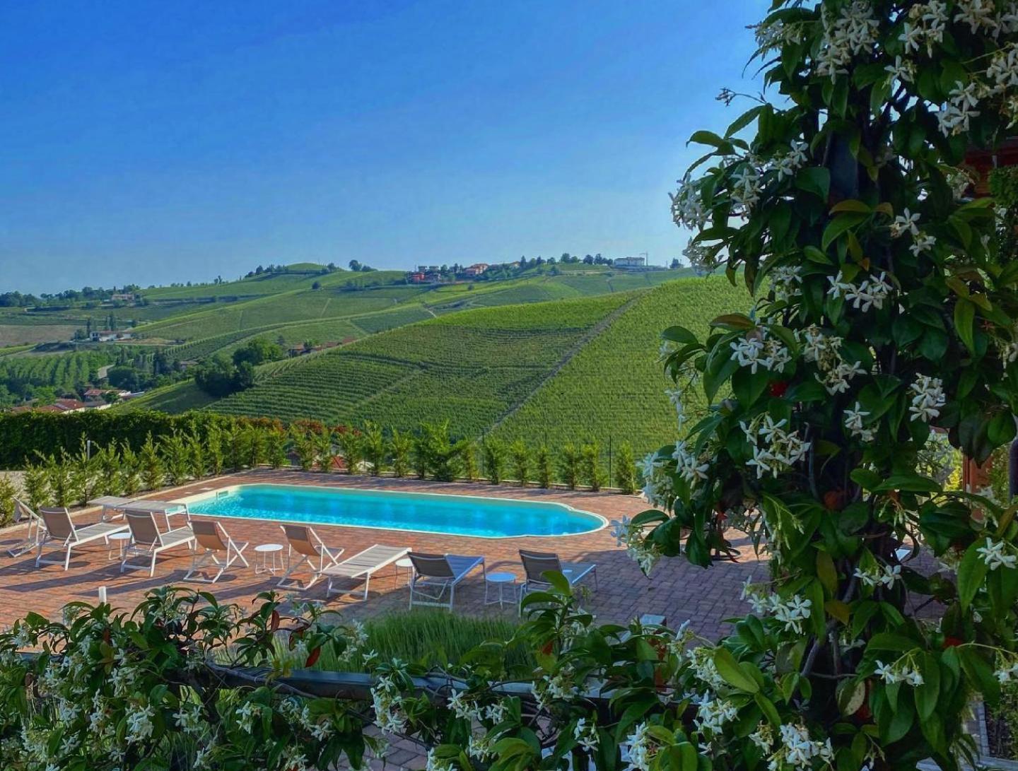 Panoramic Villa Garassino - Country Rooms And Fine Restaurant Treiso Exteriér fotografie